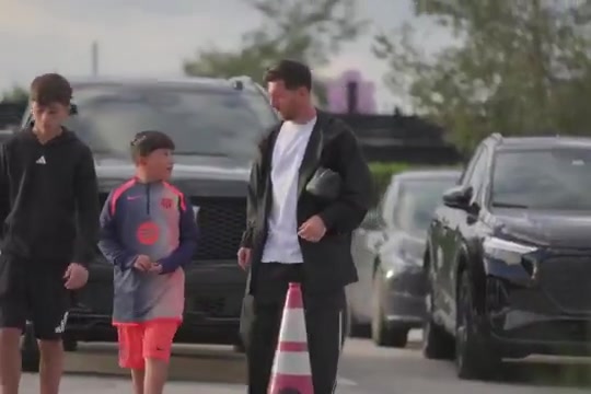 万向娱乐客户端-长成大小伙了！梅西带三个儿子去训练，13岁蒂亚戈和梅西差不多高